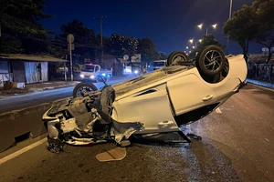Video: Ô tô lật ngửa sau cú tông liên hoàn trên Quốc lộ 1