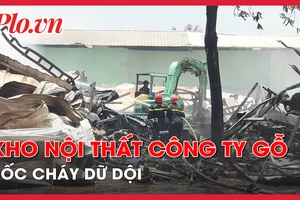Video: Nhà kho công ty gỗ rộng hàng trăm mét vuông bốc cháy dữ dội
