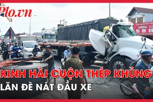 Video: Cuộn thép hàng chục tấn đè nát đầu xe rồi lăn ra đường