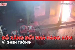 Video: Xuất hiện clip đổ xăng đốt nhà hàng xóm vì ghen tuông tại Nghệ An