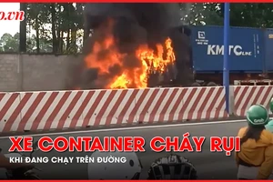 Video: Xe container cháy rụi khi đang chạy trên đường