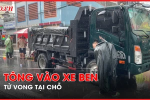 Video: Sau va quẹt, người phụ nữ đi xe máy tông vào xe ben, tử vong tại chỗ