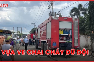 Video: Vựa ve chai cháy dữ dội, người dân hoảng hốt di dời đồ đạc