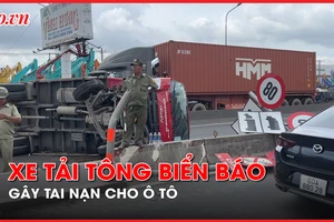Video: Xe tải tông ngã biển báo, lật nhào văng vào xe ô tô