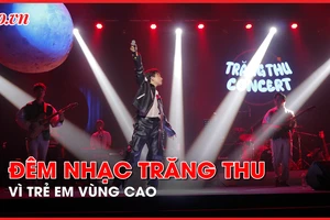 Đêm nhạc Trăng thu trao tặng hơn 100 triệu đồng cho trẻ em vùng cao