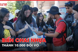Video: Tái chế chai nhựa thành 10.000 đôi vớ tặng em nhỏ vùng núi Tây Bắc 