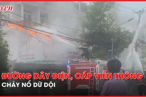 Video: Đường dây điện, cáp viễn thông cháy nổ dữ dội trên đường