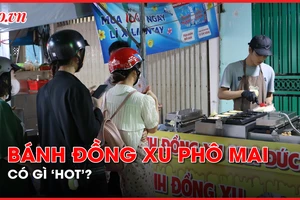 Video: Bánh đồng xu có gì đặc biệt mà giới trẻ xếp hàng dài chờ mua?