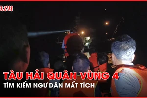 Video: Cận cảnh tàu hải quân Vùng 4 tìm kiếm ngư dân mất tích