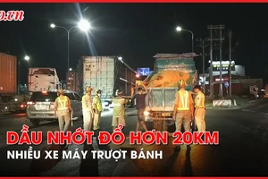 Video: Dầu nhớt đổ tràn hơn 20km trên đường, nhiều xe máy trượt bánh ngã nhào