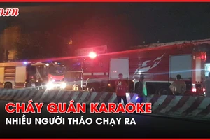 Video: Cháy quán karaoke trong đêm, nhiều người tháo chạy ra ngoài
