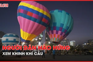 Nghỉ Tết Dương lịch, người dân hào hứng đi xem khinh khí cầu