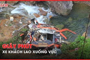 Video: Nạn nhân sống sót kể lại giây phút xe khách lao xuống vực