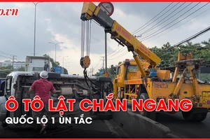 Video: Ô tô lật chắn ngang đường, quốc lộ 1 ùn tắc kéo dài