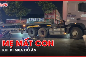 Video: Đi mua đồ ăn, người mẹ mất con khi va chạm với xe đầu kéo