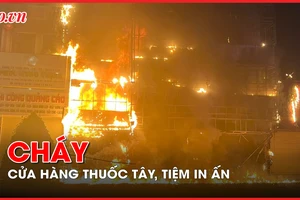 Video: Lửa bốc lên đỏ rực tại cửa hàng thuốc tây và tiệm in ấn