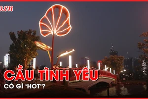 Video: Cầu Tình Yêu có gì 'hot' mà thu hút giới trẻ Sài Gòn? 