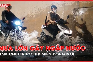 Video: Nhiều xe máy quay đầu, chết máy khi hầm chui trước Bến xe Miền Đông mới ngập nước