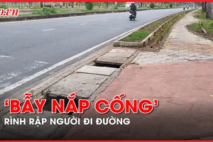 Video: ‘Bẫy nắp cống’ rình rập người đi đường vào mùa mưa 