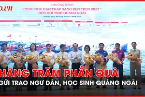 'Cùng ngư dân thắp sáng đèn trên biển' trao quà và học bổng tại Quảng Ngãi