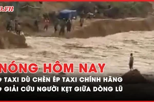 Nóng hôm nay: Tạm giữ hai tài xế taxi dù chèn ép taxi chính hãng; Giải cứu người kẹt giữa dòng lũ