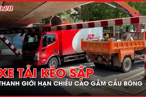 Xe tải lại kéo sập thanh giới hạn chiều cao trên đường Hoàng Sa