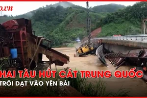 Cận cảnh hai tàu hút cát trôi dạt từ Trung Quốc bị nhấn chìm tại Yên Bái