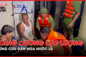 CSGT Hà Nội tuần tra liên tục 24/24h, kịp thời hỗ trợ người dân trong nước lũ sông Hồng