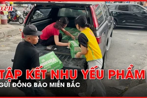 Người dân TP.HCM tập kết nhu yếu phẩm gửi đồng bào miền Bắc 