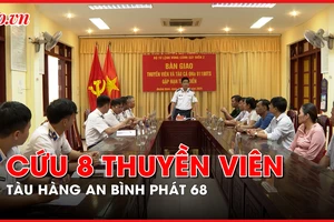Cảnh sát biển cứu 8 thuyền viên tàu hàng An Bình Phát 68
