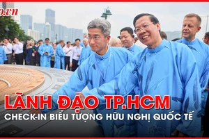 Lãnh đạo TP.HCM cùng các đại biểu check-in biểu tượng Hữu nghị quốc tế