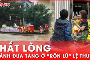 Đau lòng cảnh đưa tang trên dòng nước lũ ở Lệ Thủy