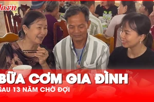 Video: Xúc động bữa cơm gia đình sau 13 năm chờ đợi của 1 phạm nhân