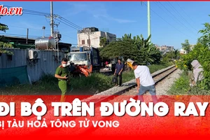 Video: Một người đi bộ trên đường ray bị tàu hoả tông tử vong