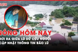 Nóng hôm nay: Cập nhật thông tin bão lũ; Chỉ huy quân sự xã buộc dây bơi ra giữa lũ dữ cứu người