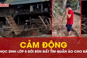 Cháu bé lớp 5 bới bùn đất tìm quần áo cho bà mặc sau cơn lũ ở Nghệ An