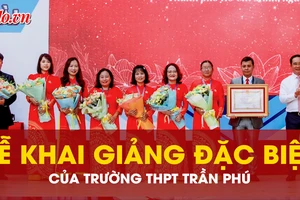 Trường THPT Trần Phú nhận Huân chương Lao động hạng Nhì trong ngày khai giảng