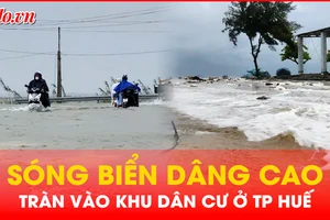 Ảnh hưởng bão số 12: Sóng biển dâng cao, tràn vào khu dân cư ở TP Huế 