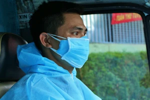 Ảnh: Chuyến 'đưa cơm' cho bác sĩ của tài xế xe 0 đồng