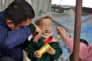 Bữa ăn tạm của những đứa trẻ trên đường về quê tránh dịch