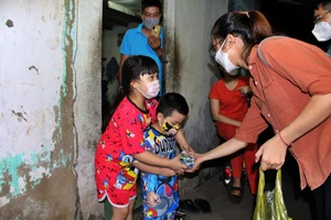 Xóm trọ nghèo bất ngờ nhận quà từ thiện 