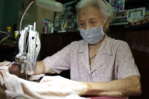 Chiến thắng COVID-19 ở tuổi 83, bà cụ lại tiếp tục làm thiện nguyện 