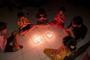 5 đứa trẻ vẽ chân dung người cha mất do COVID-19 rồi thắp nến tưởng niệm...