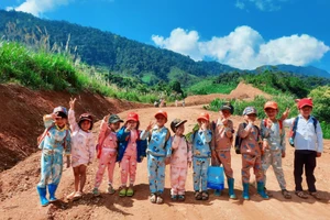 Con đường mới đến 'ngôi trường cổ tích' ở Tăk Pổ