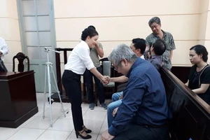 Ngọc Trinh bắt tay 'hòa bình' với Khánh Hoàng, Quý Bình