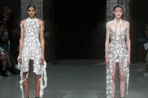 Xem trang phục người mẫu bị nước 'rửa sạch' trên sàn diễn