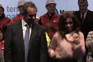 Nữ tổng thống Argentina nhảy ‘cực sung’ trên sân khấu