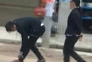 Mẹ xích chân, tay con trai 17 tuổi bắt diễu phố vì ‘lười biếng’