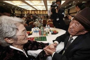 Người dân hai miền Triều Tiên đoàn tụ trong nước mắt