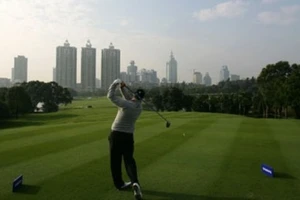 Trung Quốc: Chơi golf, tổ chức tiệc xa hoa là hành vi vi phạm 